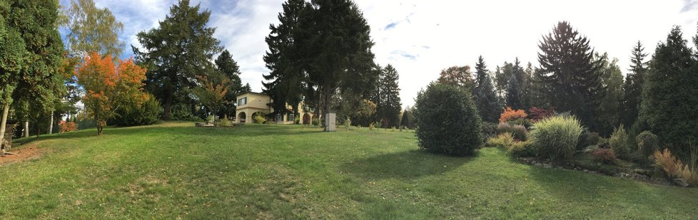 Pohled na Benešovu vilu ze zahrady domu