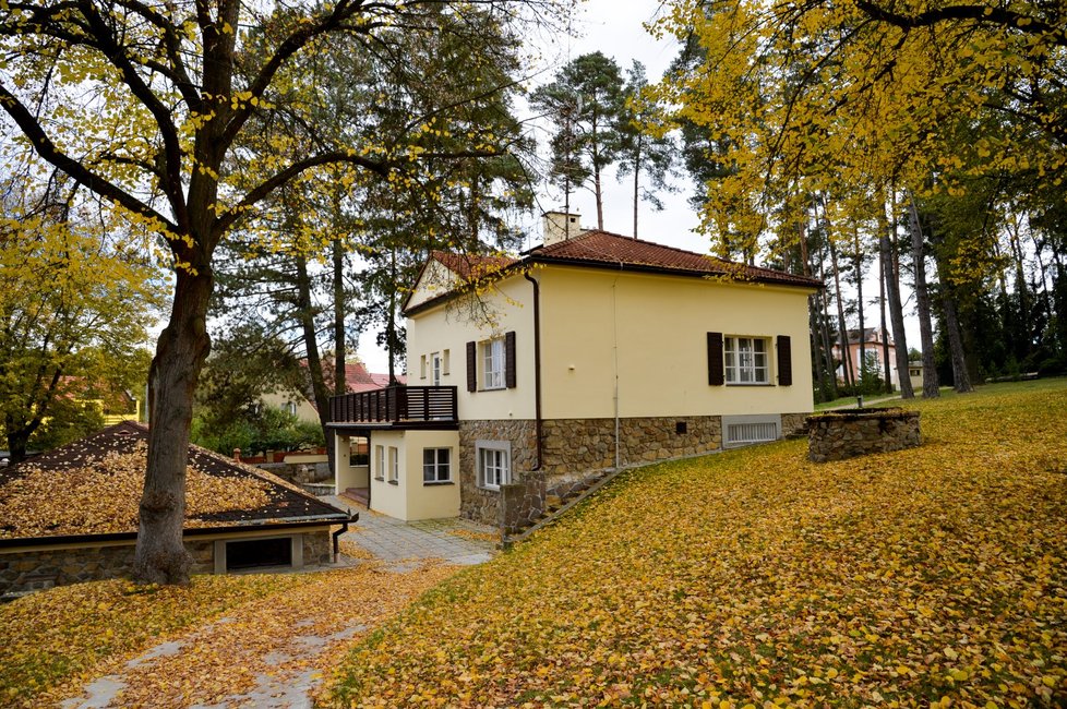 Správní vila se nachází na okraji pozemku, sloužila pro domovníka i prezidentova tajemníka.