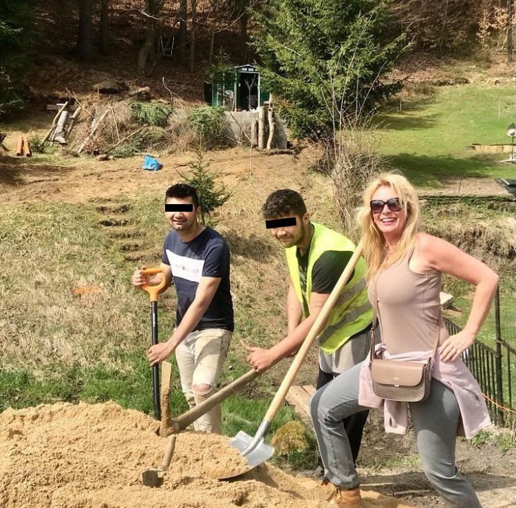 Lucie Benešová vlastníma rukama zvelebuje chalupu v Jizerkách