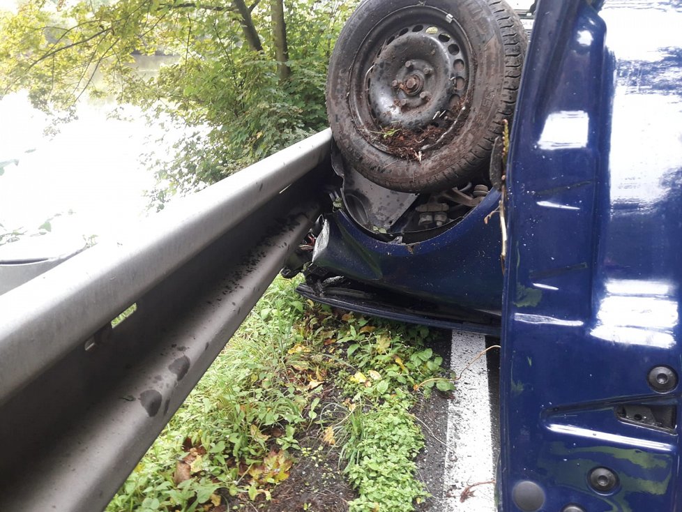Těhotná na Benešovsku předjížděla náklaďák: I s autem skončila na střeše.