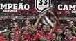 Fotbalisté Benfiky Lisabon oslavují zisk mistrovského titulu v portugalské lize.