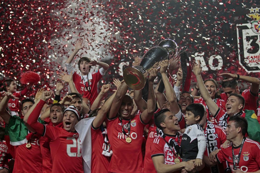 Fotbalisté Benfiky Lisabon oslavují zisk mistrovského titulu v portugalské lize.
