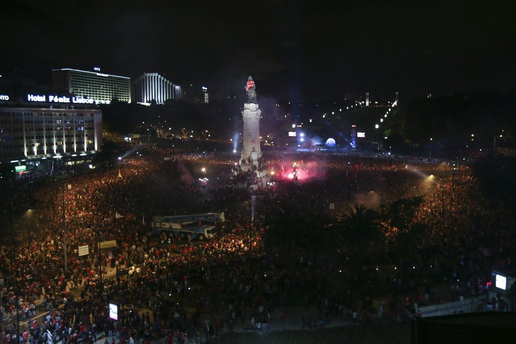 Nadšení fanoušci Benfiky v centru Lisabonu