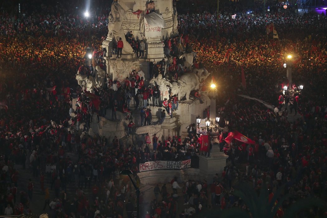 Peklo na zemi. Tak vypadalo náměstí v centru Lisabonu. Desítky tisíc lidí bouřlivě oslavovaly titul pro Benfiku. Hráče i fanoušky pohltila obrovská euforie, která jim vydržela až do rána. Nedělní noc mi hodně dlouhá!