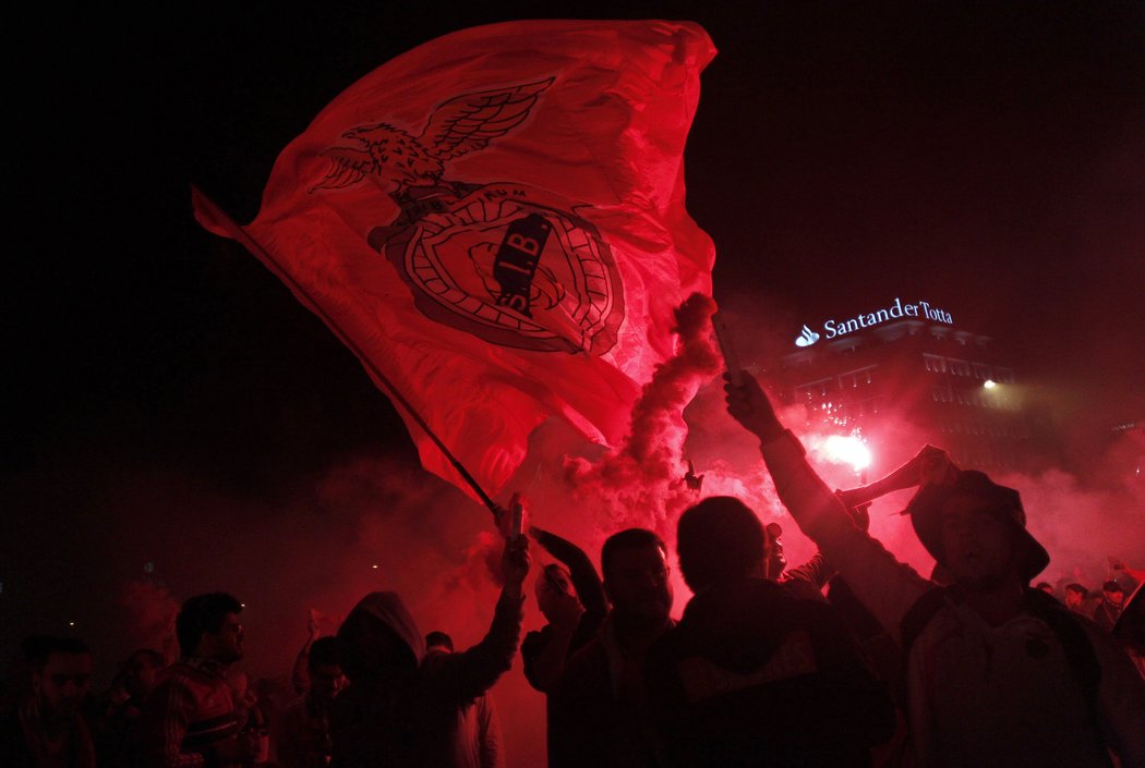 Nadšení fanoušci Benfiky v centru Lisabonu