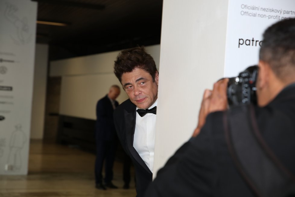 Slavnostní zakončení KVIFF 2022 - Benicio del Toro laškoval s fotografy
