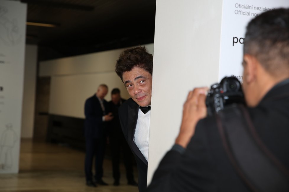 Slavnostní zakončení KVIFF 2022 - Benicio del Toro laškoval s fotografy