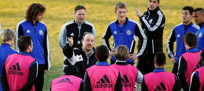 Trenér Rafael Benítez vede lekci na tréninku, fotbalisty Chelsea teď čeká i jedna dějinná...