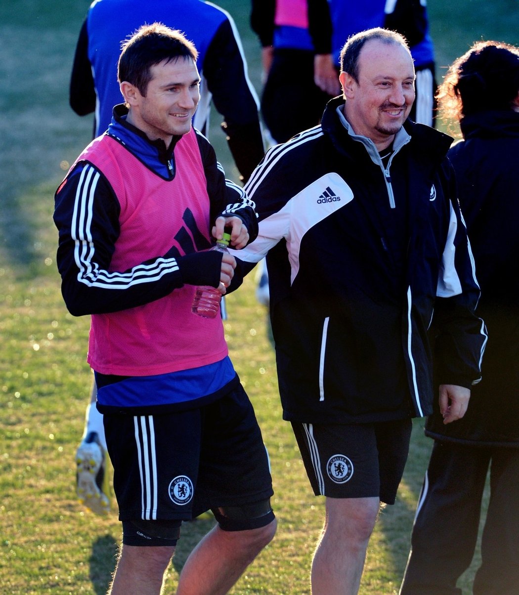 Rafael Benítez vtipkuje s Frankem Lampardem. Má z něho obrovskou radost, zkušený záložník Chelsea se totiž po zranění vrací do sestavy. Budou mít dobrou náladu i po MS?