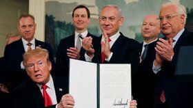 Dekret, kterým Spojené státy uznávají svrchovanost Izraele nad Golanskými výšinami, podepsal dnes v Bílém domě americký prezident Donald Trump na úvod setkání s izraelským premiérem Benjaminem Netanjahuem.