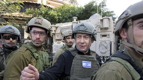 Benjamin Netanjahu mezi izraleskémi vojáky v Gaze (25.12.2023)