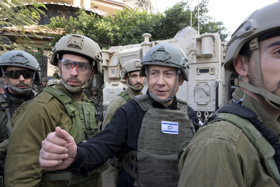 Benjamin Netanjahu mezi izraelskými vojáky v Gaze (25. 12. 2023)