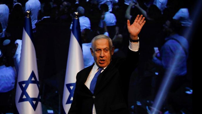 Benjamin Netanjahu, přezdívaný „Bibi“, se zřejmě po včerejších volbách udrží ve funkci izraelského premiéra. Sestavování koalice ale nebude mít snadné. Zemi dost možná čekají další předčasné volby.