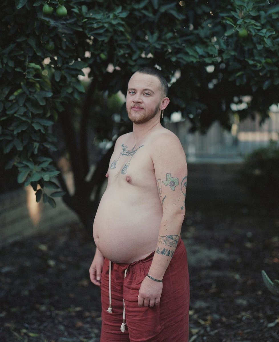 Transgender muž (36) čeká své první dítě: Kvůli těhotenství přerušil hormonální terapii.