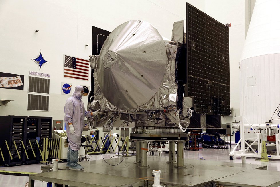Příprava sondy OSIRIS-REx v Kennedyho kosmickém středisku na Floridě v roce 2016