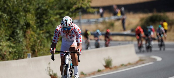 Benoit Cosnefroy v puntíkatém dresu v sedmé etapě Tour de France