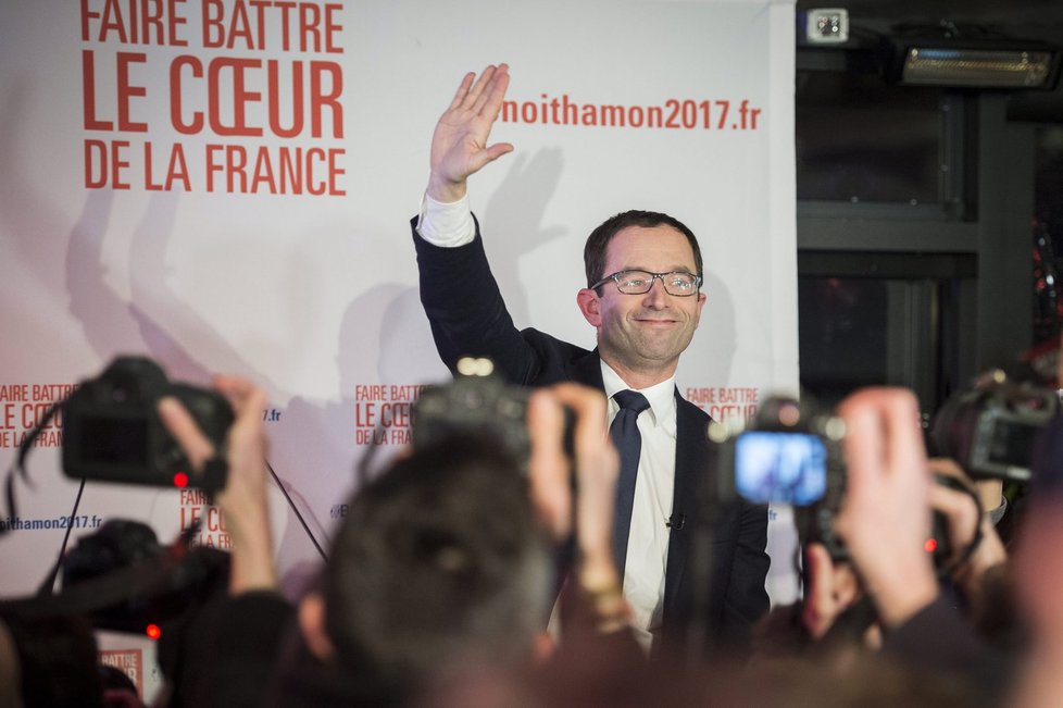 Do druhého kola primárek levice ve Francii jdou Hamon a Valls.