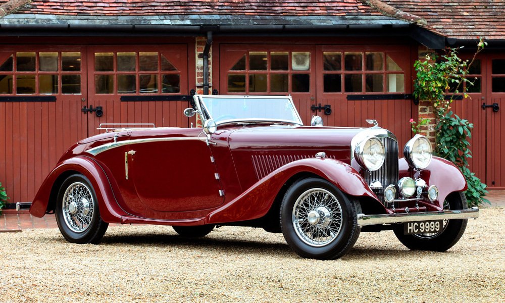 Čtyřmístný kabriolet Bentley 3½ Litre s karoserií Vanden Plas, ročník 1934. Kabrioletům se v Anglii říkalo Drophead Coupé (DHC). 