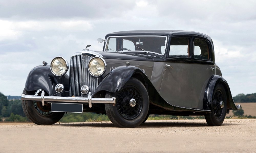 Čtyřdveřový Bentley 3 ½ Litre Sports Saloon s karoserií Park Ward, ročník 1934.