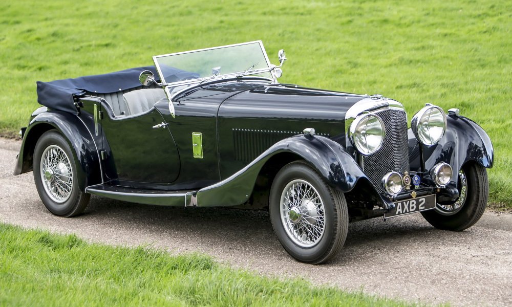 Na tento Bentley 3 ½ Litre Tourer z roku 1934 dodala karoserii londýnská firma Lancefield-Corsica. 