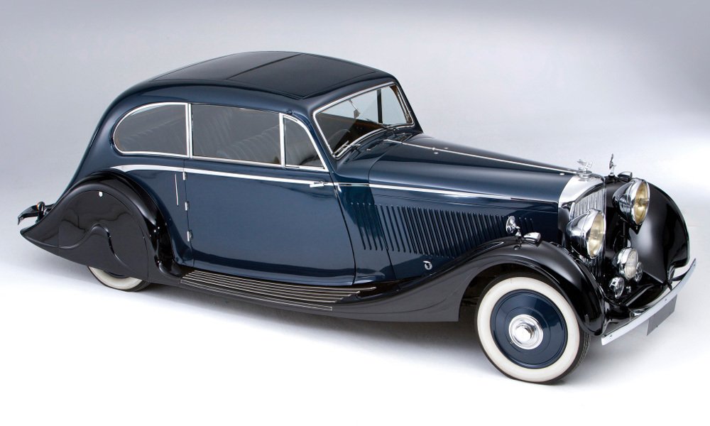 Dvoudveřové kupé Bentley 3 ½ Litre z roku 1935 mělo splývavou záď a zakrytá zadní kola.