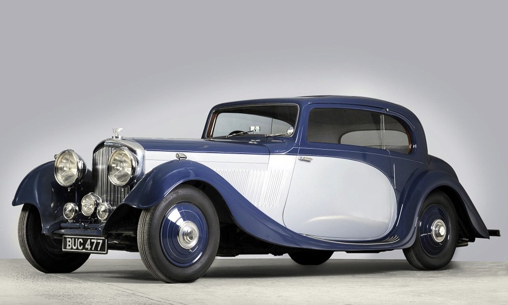 Elegantní dvoudveřové kupé Bentley 3 ½ Litre Sports Saloon z roku 1935 má na svědomí karosárna Gurney Nutting.