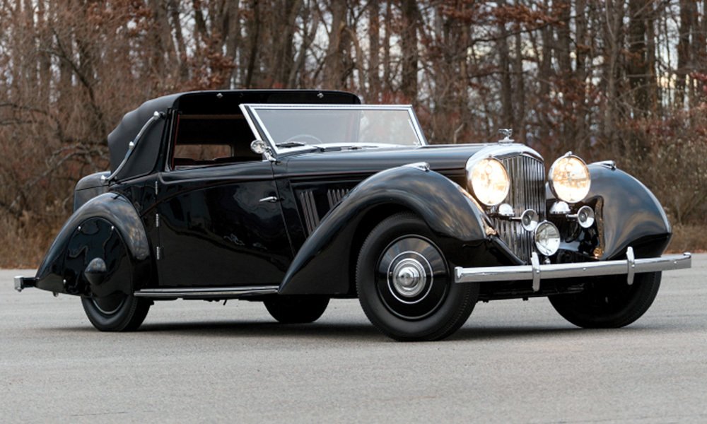 Bentley 3 ½ Litre Sedanca Coupe z roku 1936. Karoserie se stahovací střechou nad zadními sedadly pochází od firmy Windovers.