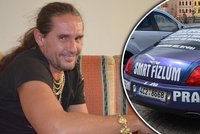 Invalidní důchodce z Budějovic: Jezdí v luxusním bentley s nápisem "SMRT FÍZLŮM"