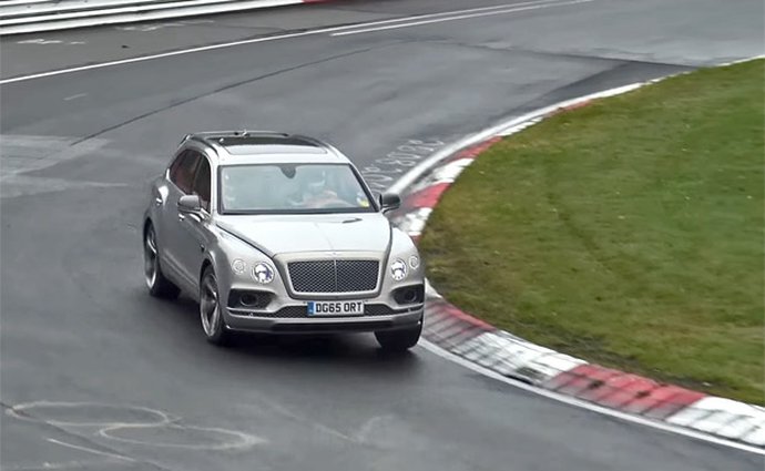 Bentley testuje plug-in hybridní Bentaygu na Nürburgringu. Pohání ji technika Porsche