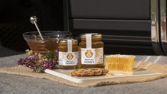 Bentley rozšiřuje svou nabídku o med od vlastních včel 