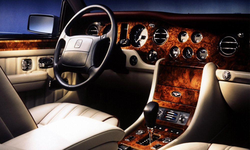 Bentley Mulsanne S měl čtyřramenný volant a středový panel s pákou ovládání automatické převodovky.