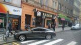 Luxusní Bentley zaparkoval na přechodu! Celá Praha si ho fotila