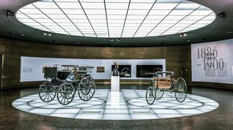 Benz Patent-Motorwagen vpravo a Daimler Motorkutsche vlevo Benz Patent-Motorwagen vpravo a Daimler Motorkutsche vlevo