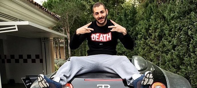 Útočník Realu Madrid Karim Benzema má rád luxusní auta, často má ale problémy se zákony