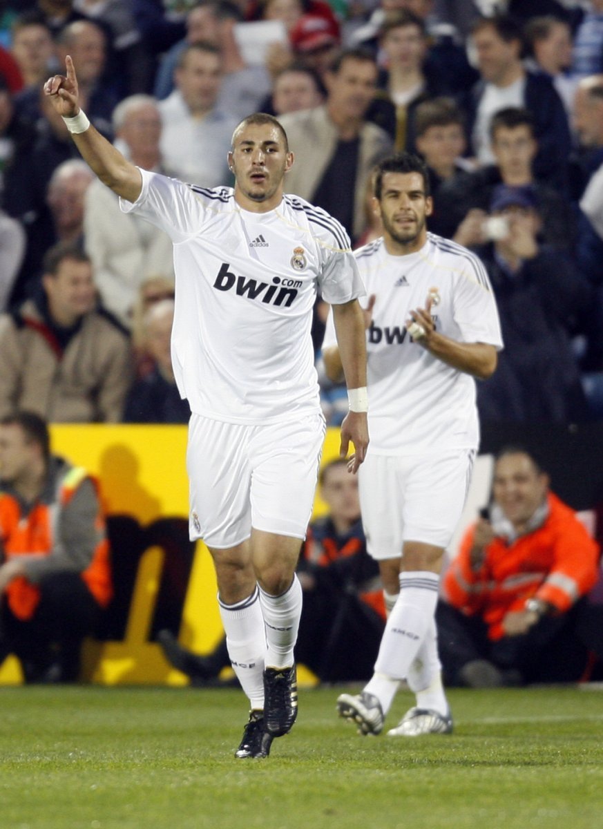 Karim Benzema slaví svůj první gól v debutu za Real Madrid.