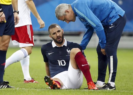Útočník Realu Madrid Karim Benzema si poranil sval v utkání za Francii