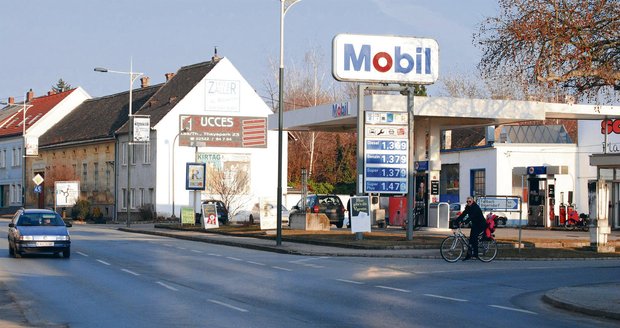 Benzinky v Rakousku vám levný benzin nenabídnou