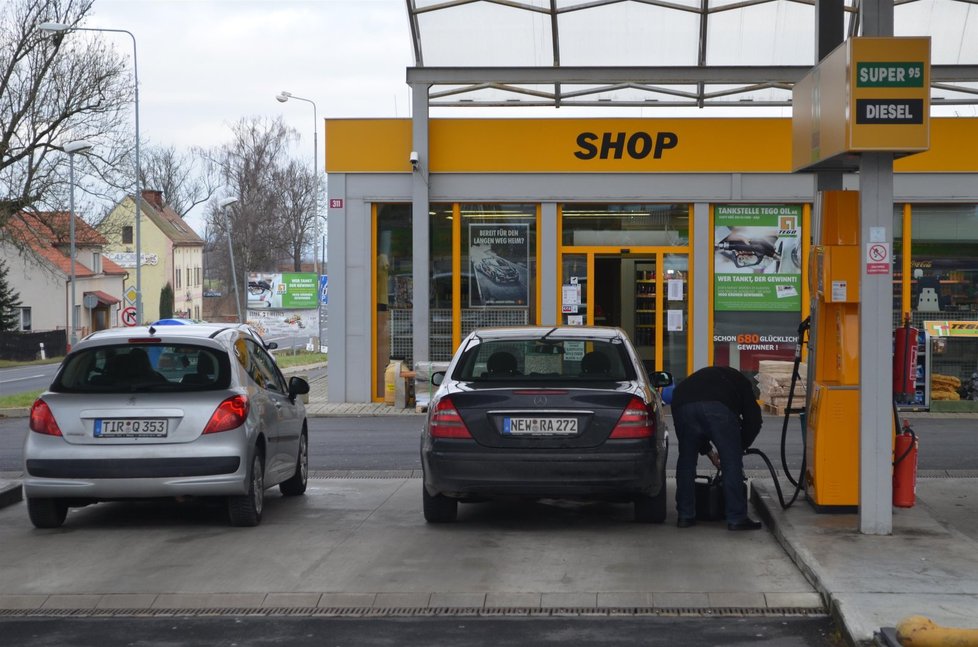 Kanystr s sebou. Čím víc Němec v Česku natankuje, tím víc ušetří...