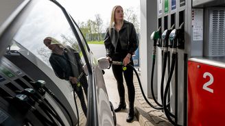 Benzin a nafta zlevní. Ministerstvo zveřejnilo nové maximální ceny paliv Benzin a nafta zlevní. Ministerstvo zveřejnilo nové maximální ceny paliv