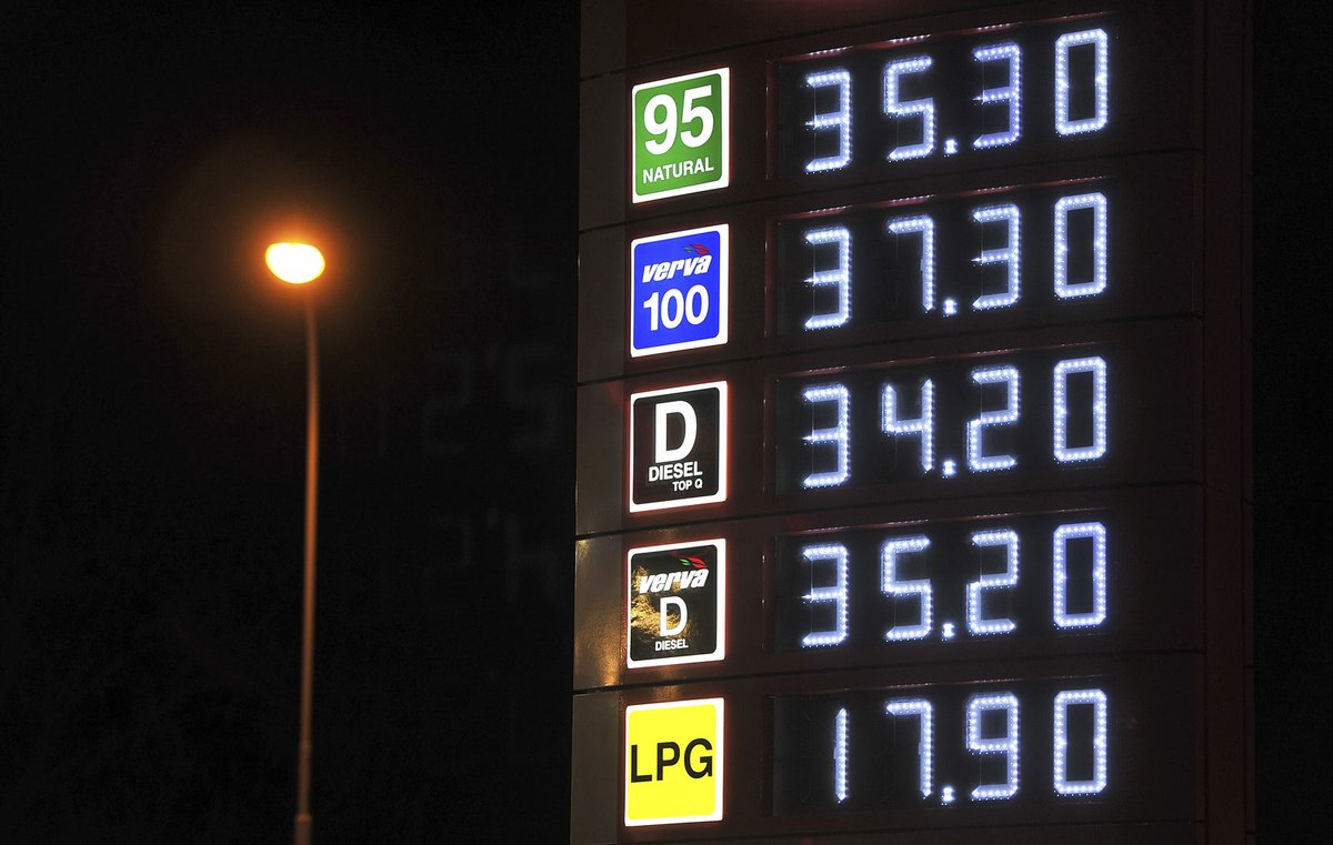 Mnohé čerpací stanice už prodávají litr naturalu i za cenu přes 35 Kč!