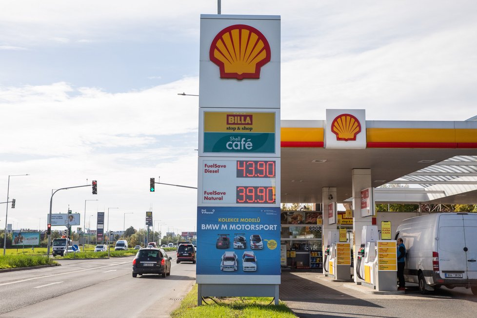 Sobota 1. října:  Takhle skočila cenau Shellu v pražských Malešicích.