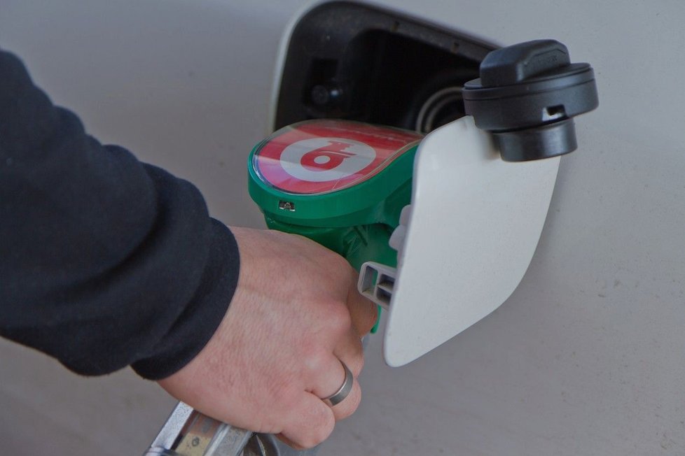 Ceny benzinu i nafty stagnují, nejdráž natankujeme na Vysočině.