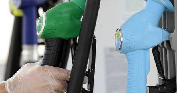 Benzin prolomil hranici 35 Kč/l, což je pro řidiče hodně špatná zpráva