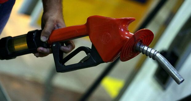Dobrá zpráva pro řidiče: Pohonné hmoty dál zlevňují, benzin se dá koupit pod 34 korun