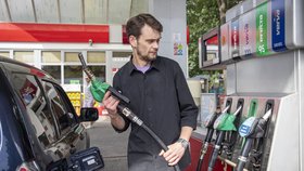 Řidiči si za naftu a benzin připlatí. Ceny pohonných hmot vzrostly, v jakém kraji nejvíc?