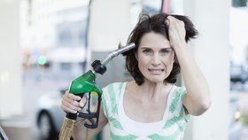 Co se stane, jestli ceny benzinu překročí hranici 40 korun za litr? Zakročí vláda, nebo bude dál jen přihlížet?