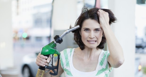 Na pumpách se prohnete. Benzin i nafta jsou nejdražší od podzimu