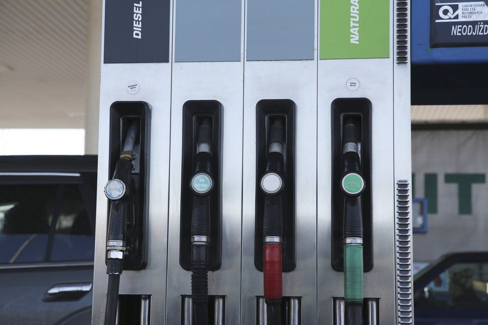 Cena pohonných hmot v Česku klesá (ilustrační foto)