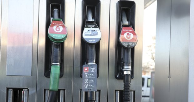 Dobrá zpráva pro řidiče: Nafta v Česku „spadla“  pod 32 korun, zlevňuje i benzin