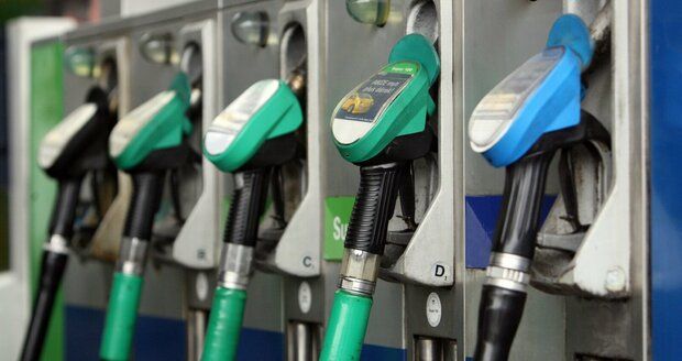 Cena benzinu v Česku pokořila rekord, vládní sleva takřka zmizela. Analytik řekl víc